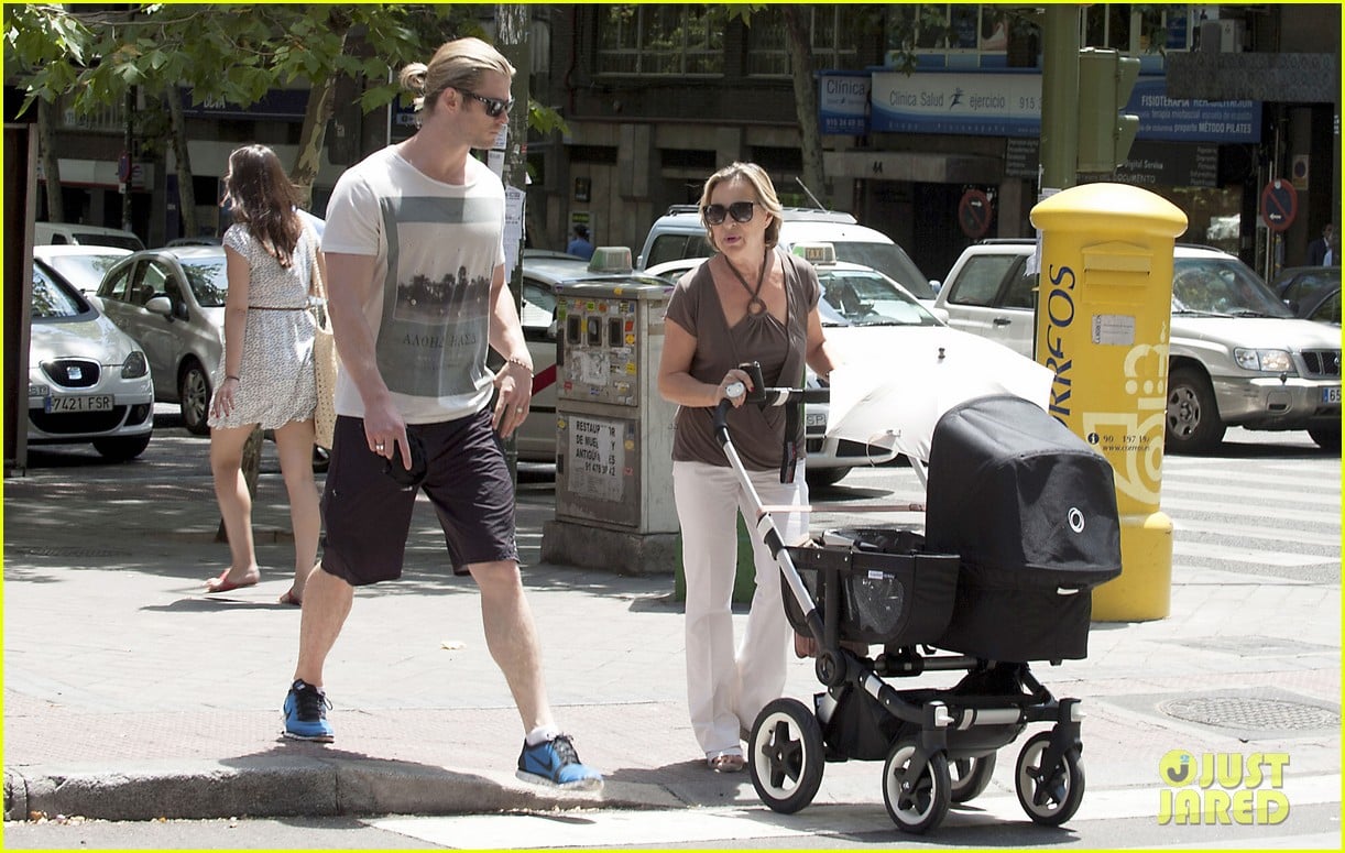 chris hemsworth india daddy daughter time in madrid 16