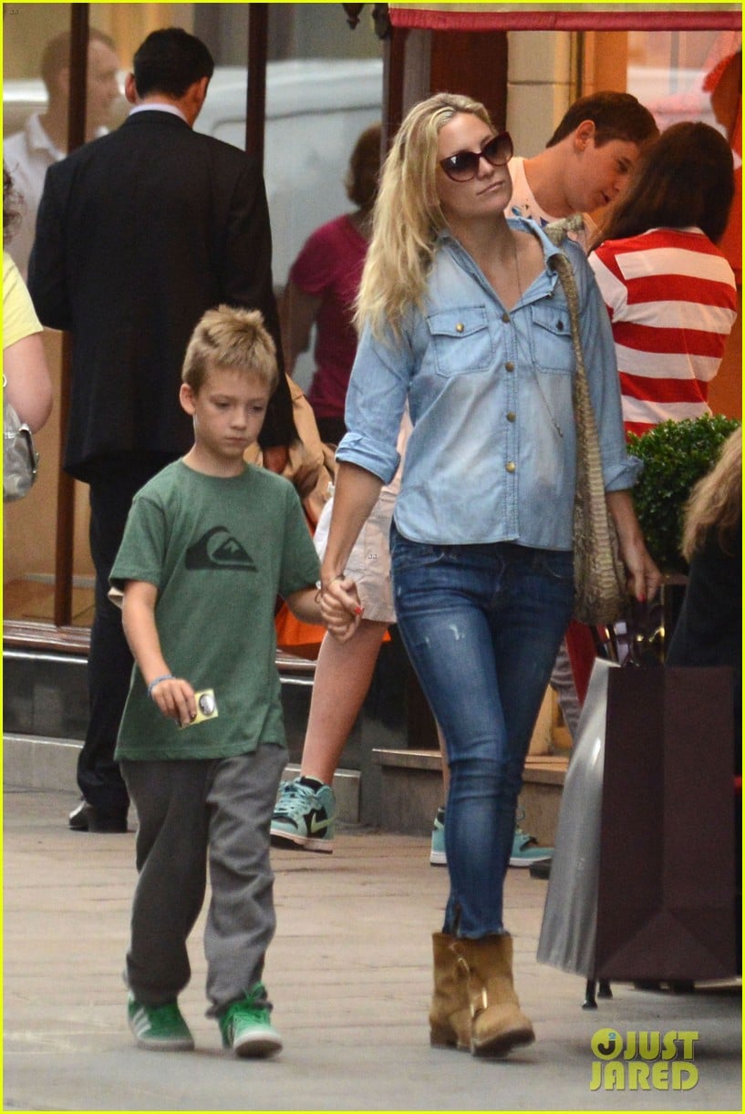 kate hudson shopping day with ryder 022683802