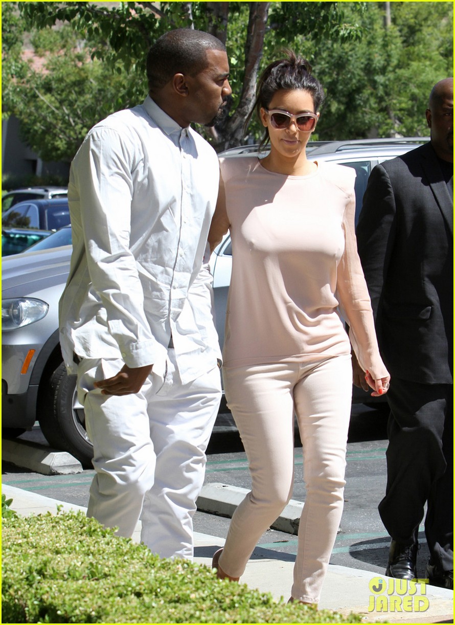 kim kanye out for a walk 032681323