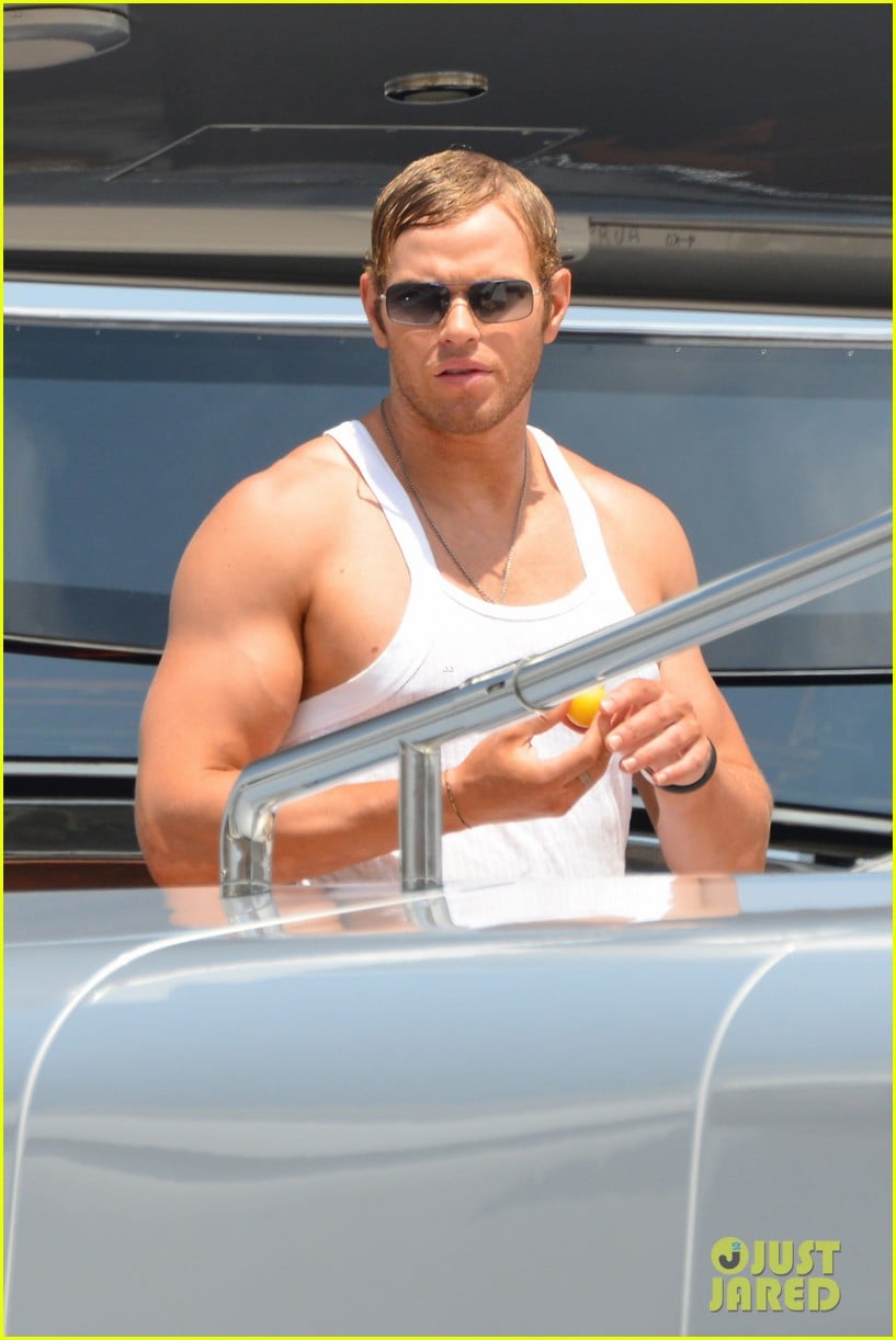 Kellan Lutz: Gun Show!: Photo 2693689 | Kellan Lutz, Sharni Vinson Photos |  Just Jared: Entertainment News, image size:817x1222