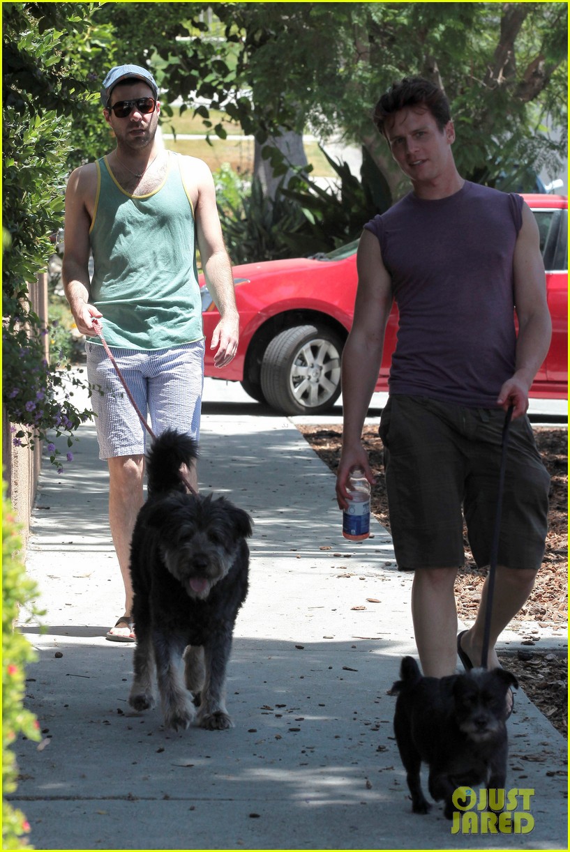zachary quinto walking dogs 042693905