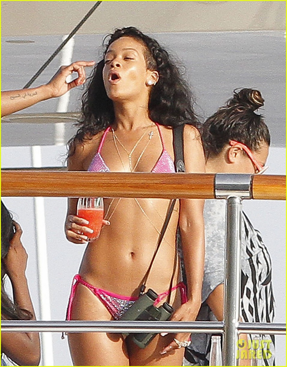 rihannas party on yacht shut down by police 032692927
