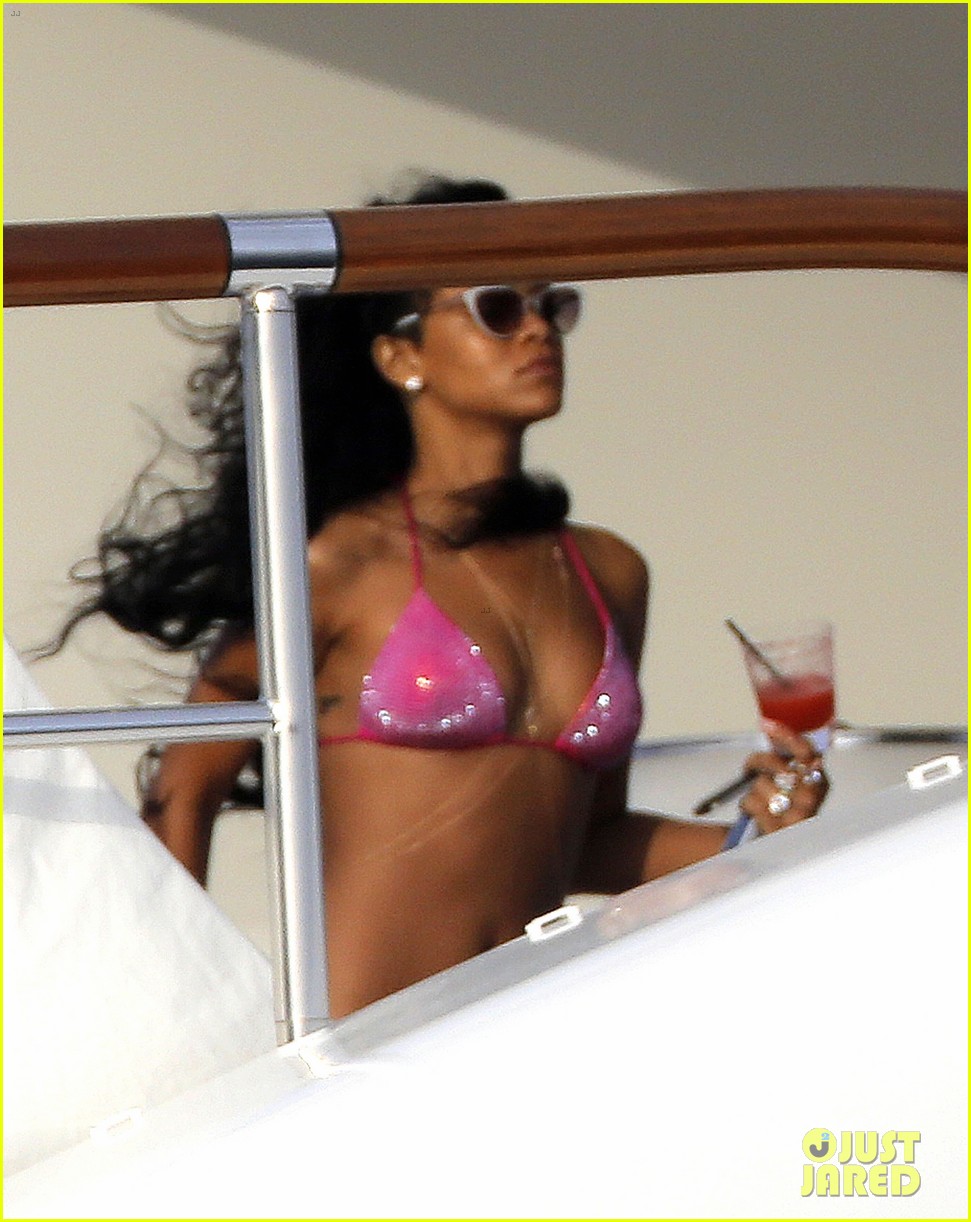 rihannas party on yacht shut down by police 05