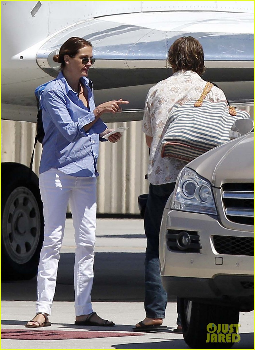 julia roberts boards private jet with the family 032684476