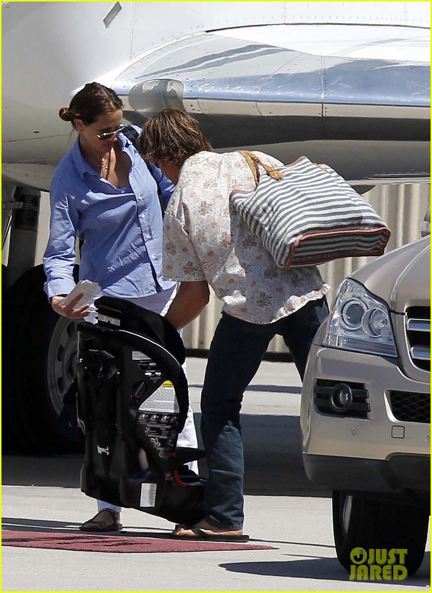 julia roberts boards private jet with the family 04