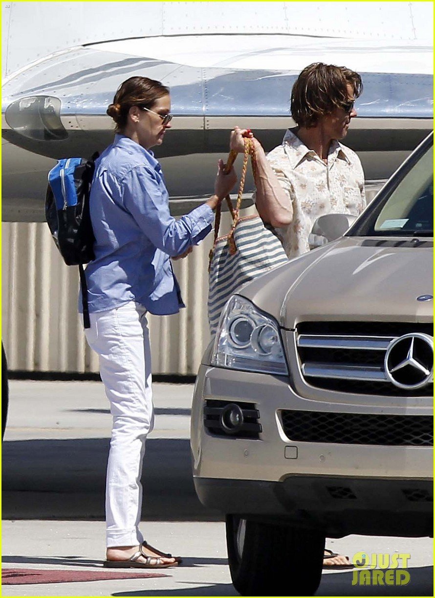 julia roberts boards private jet with the family 11
