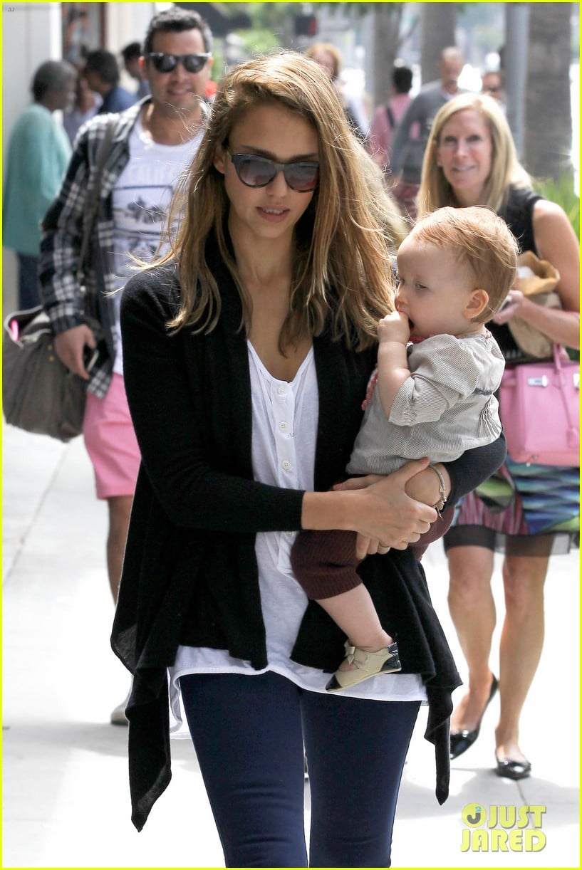 Jessica Alba Family Outing In Beverly Hills! Photo 2708273 Cash(02)