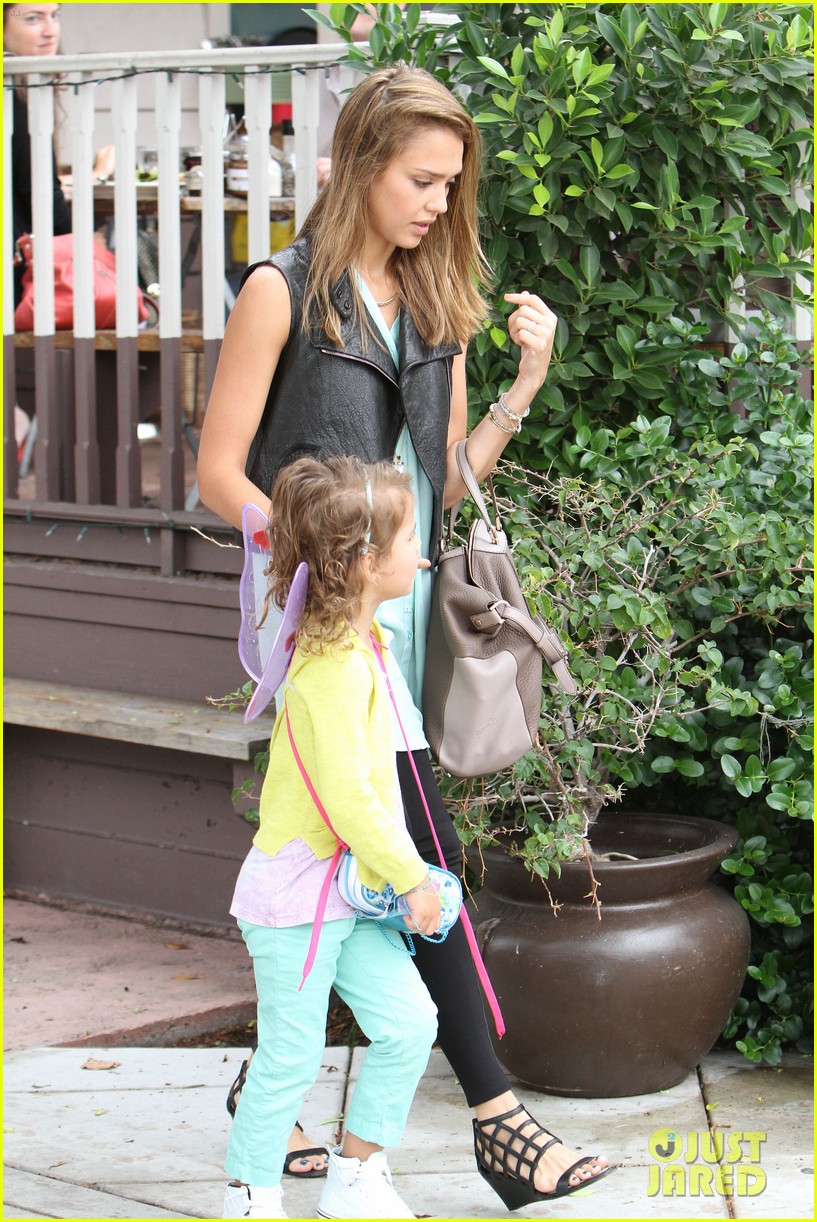 jessica alba lunch with honor 062707893