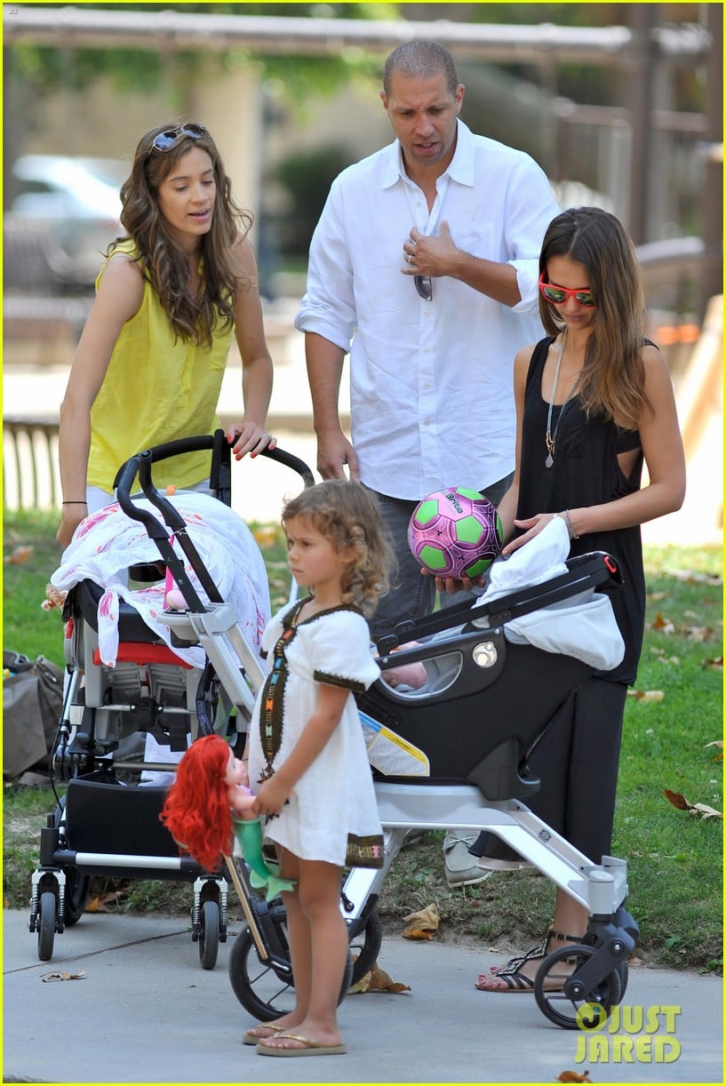 jessica alba park playtime with the family 262697058