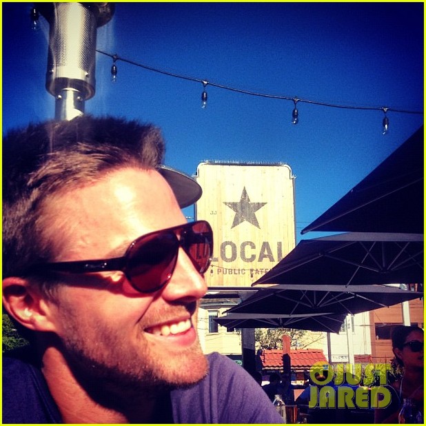 stephen amell monday bonding with willa holland 022698050