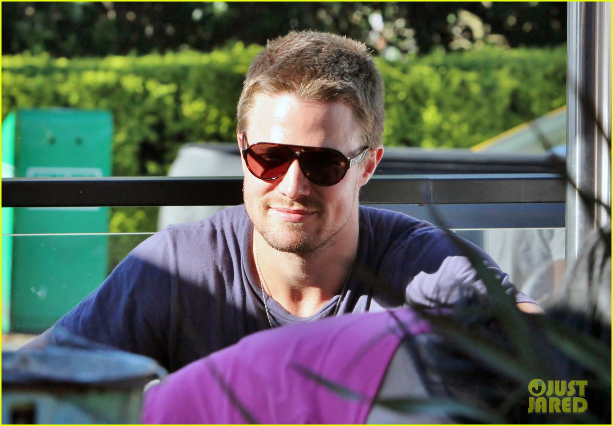 stephen amell monday bonding with willa holland 112698059