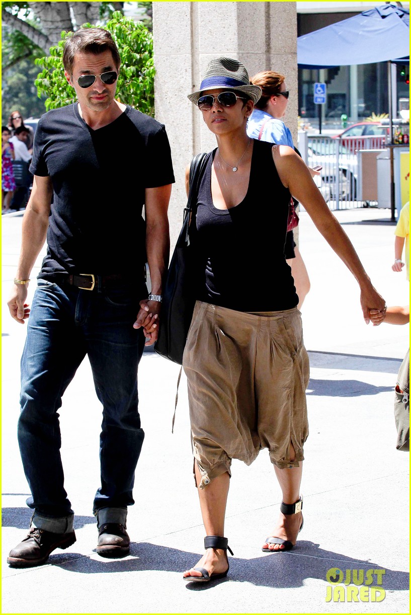 halle berry olivier martinez mary poppins with nahla 042700459