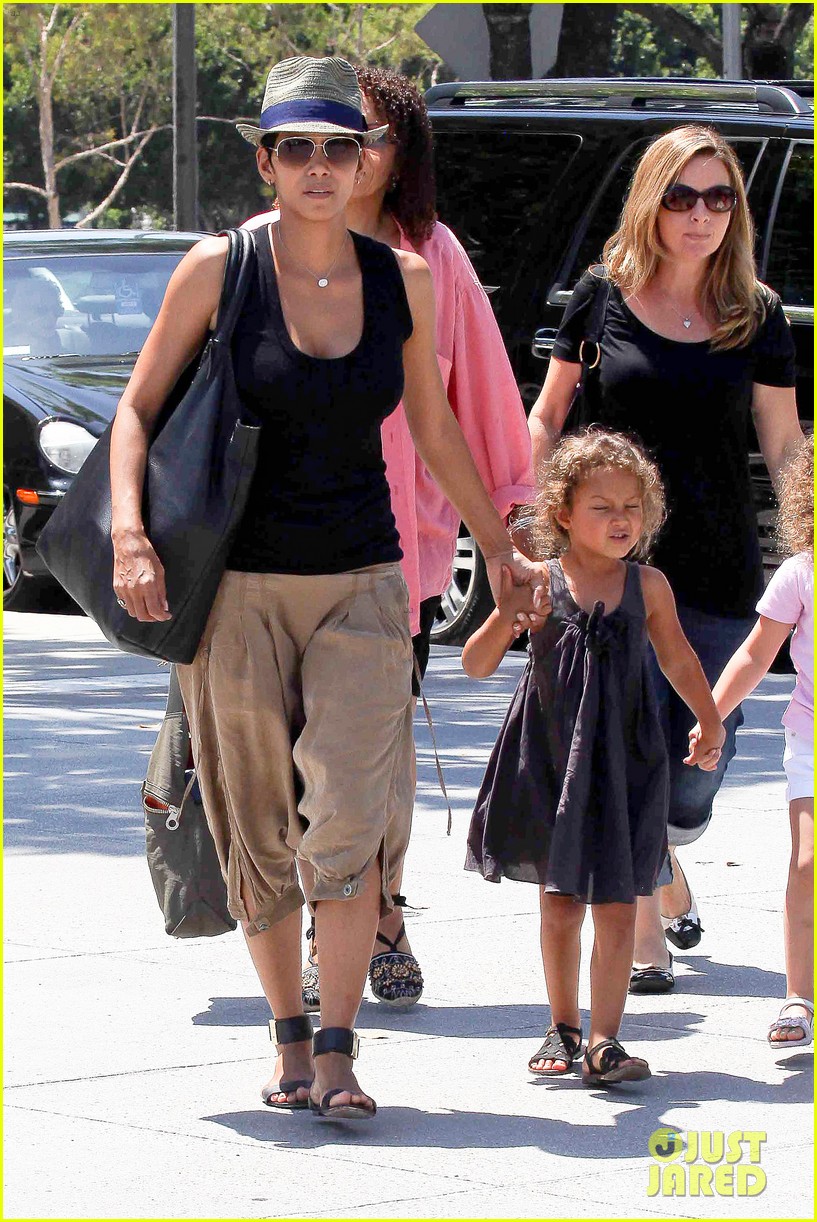 halle berry olivier martinez mary poppins with nahla 15