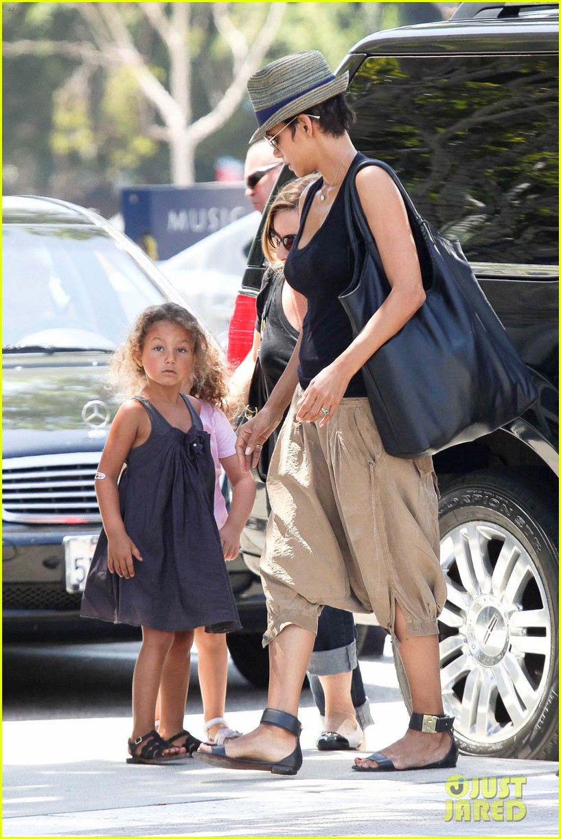 halle berry olivier martinez mary poppins with nahla 162700471