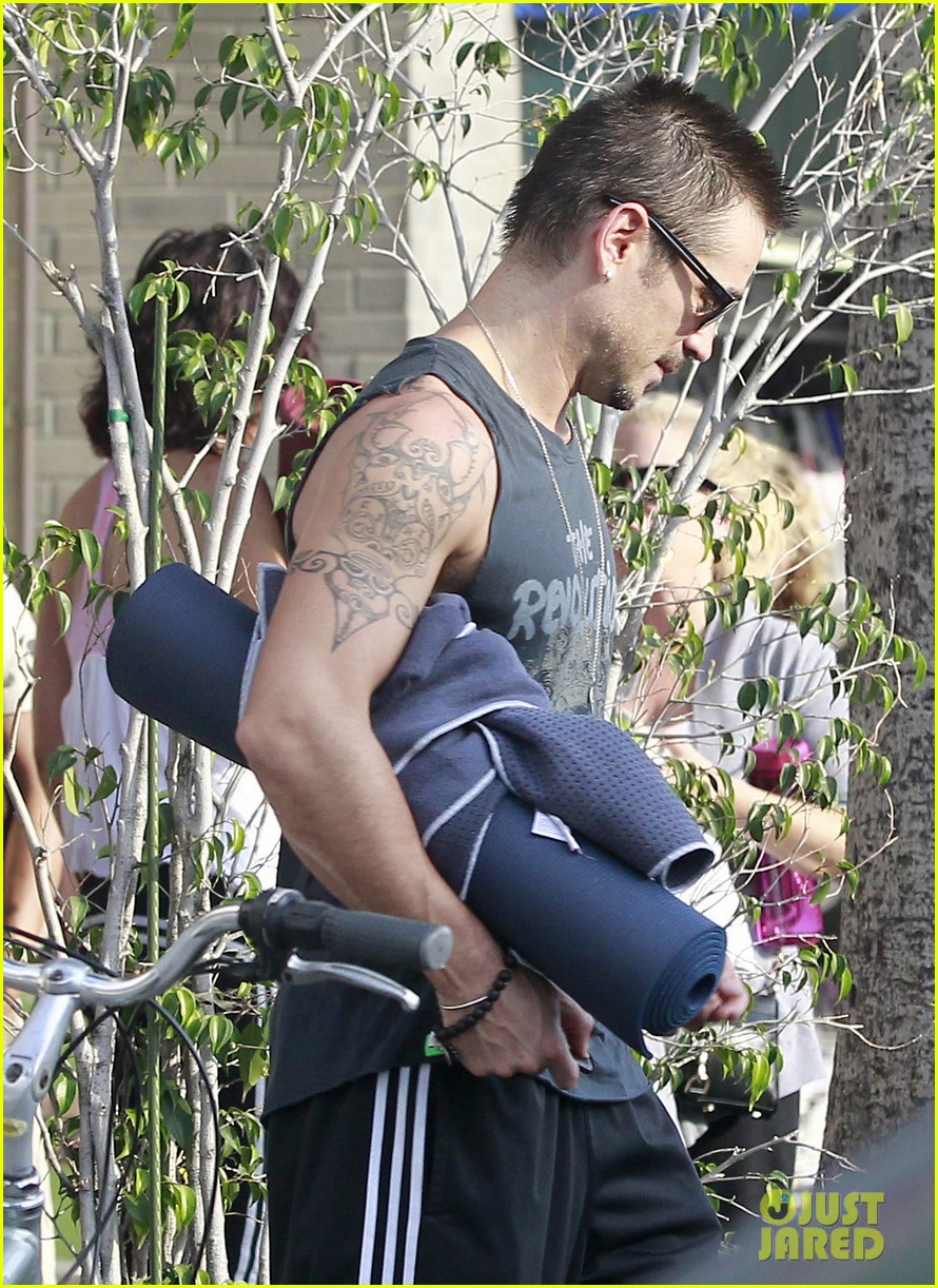 Colin Farrell: Yoga Stretch: Photo 2696881 | Colin Farrell Photos | Just  Jared: Entertainment News, image size:890x1222