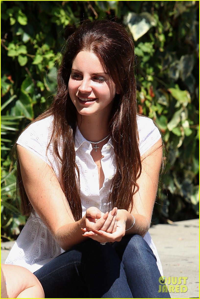 lana del rey chats outside chateau marmont 04