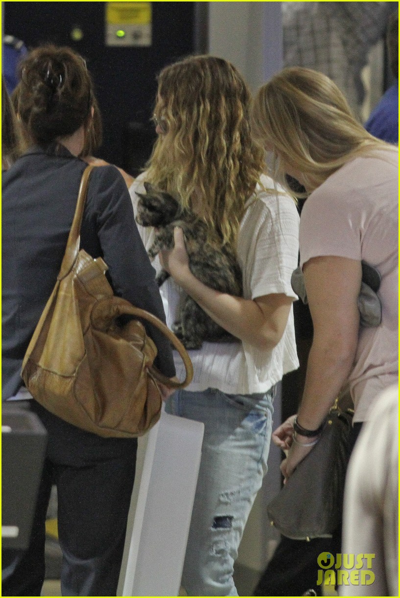 jennifer lawrence flies to atlanta for catching fire prep 042706904