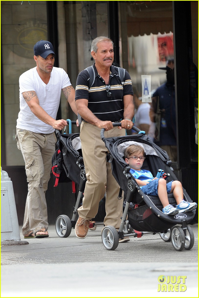 ricky martin pizza stop with grandpa and the twins 032705289