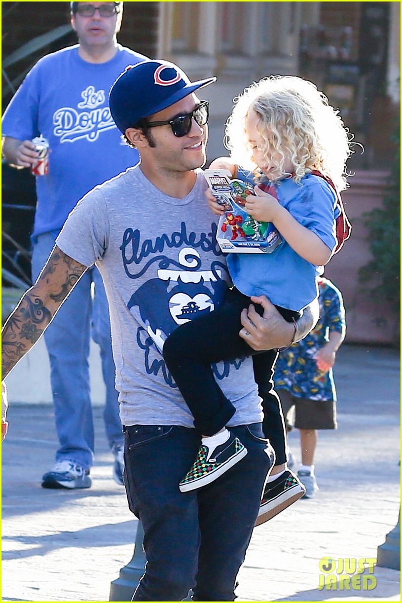 Pete Wentz Bronx Gets New Toy! Photo 2709100 Ashlee Simpson, Bronx(01)