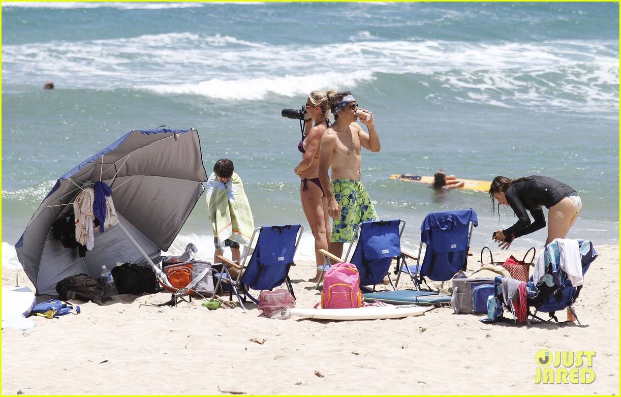 ben stiller shirtless in hawaii with the family 042697643