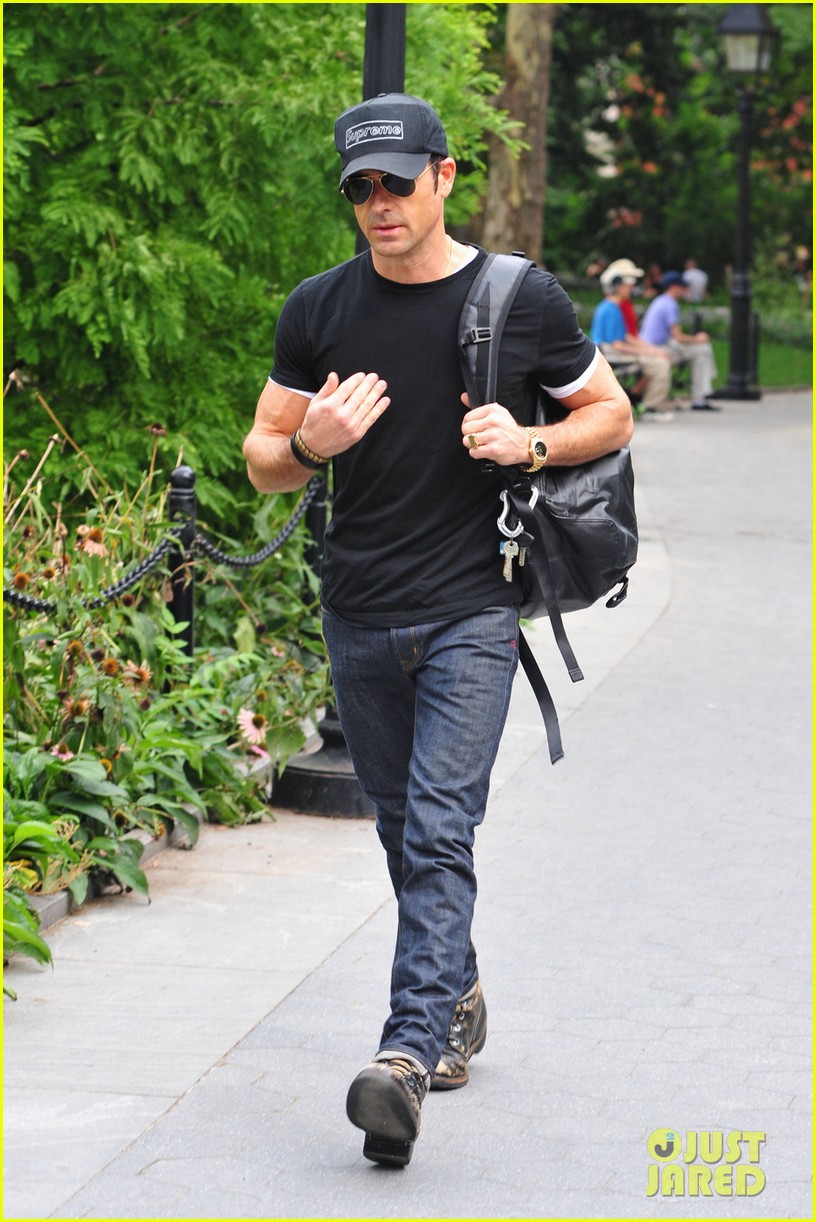 justin theroux central park stroll 062706828