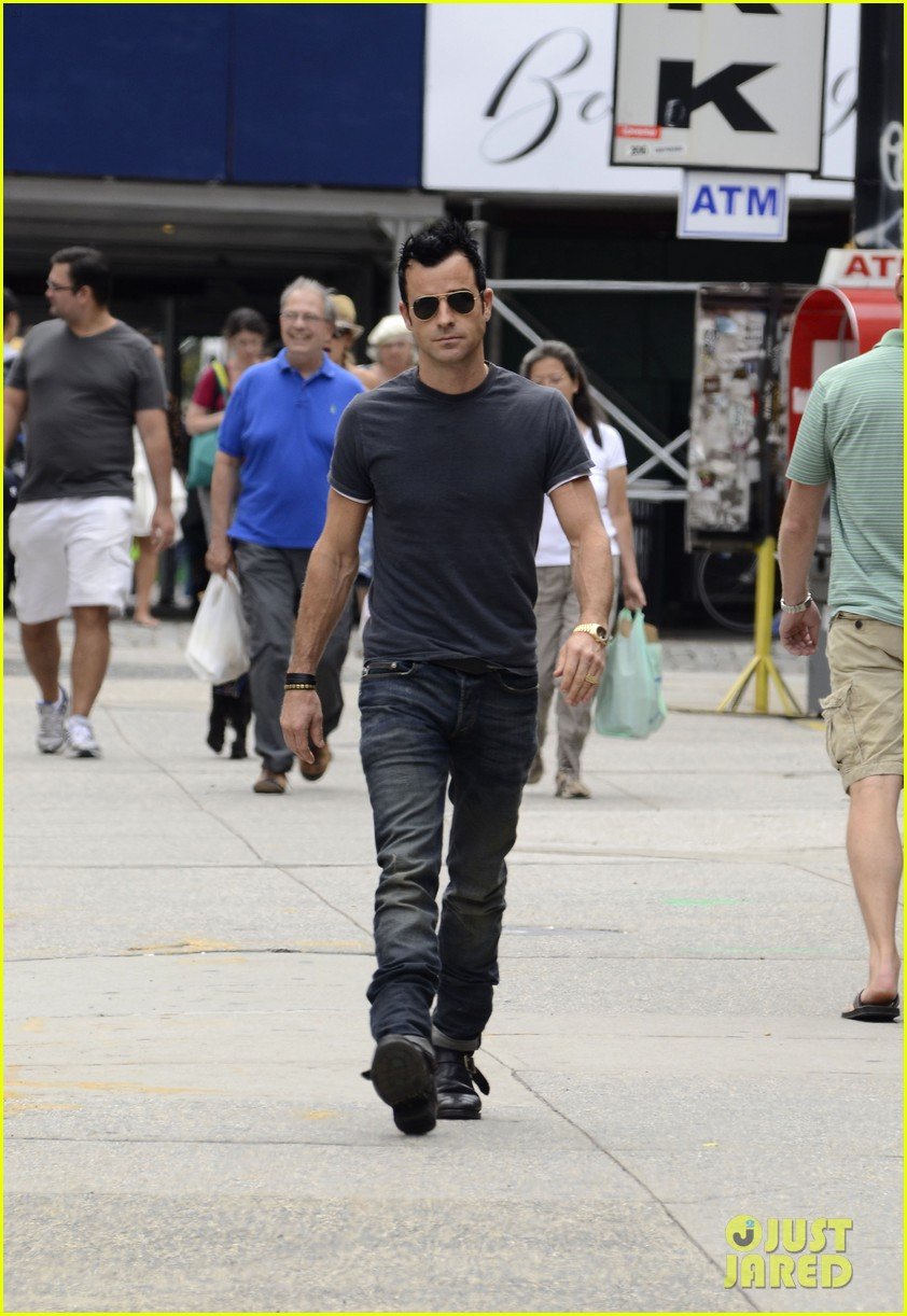 justin theroux steps out post engagement 092704882