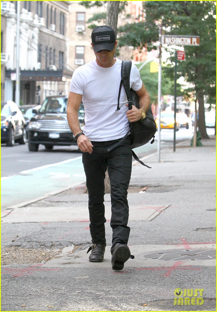 justin theroux reigns supreme in washington square park 122706157