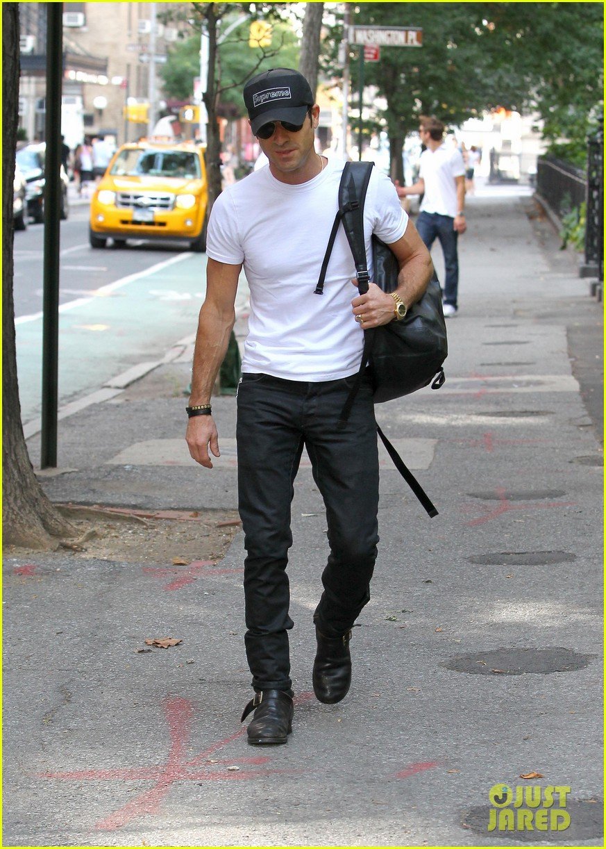 justin theroux reigns supreme in washington square park 13