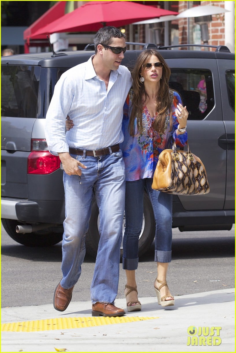 Photos and Pictures - NYC 05/20/10 Sofia Vergara (ABC's Modern Family) and  boyfriend Nick Loeb stopping to get pizza for him, and sushi for her, while  shopping in SOHO and then stopping