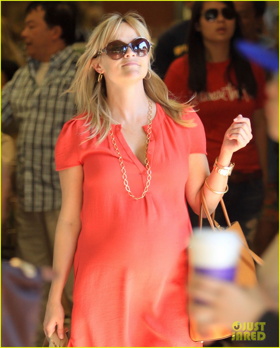 reese witherspoon red dress baby bump 02