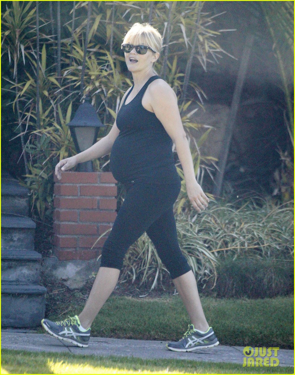 reese witherspoon baby bumpin workout 01