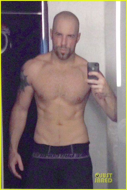 chris daughtry tweets sexy shirtless six pack photo