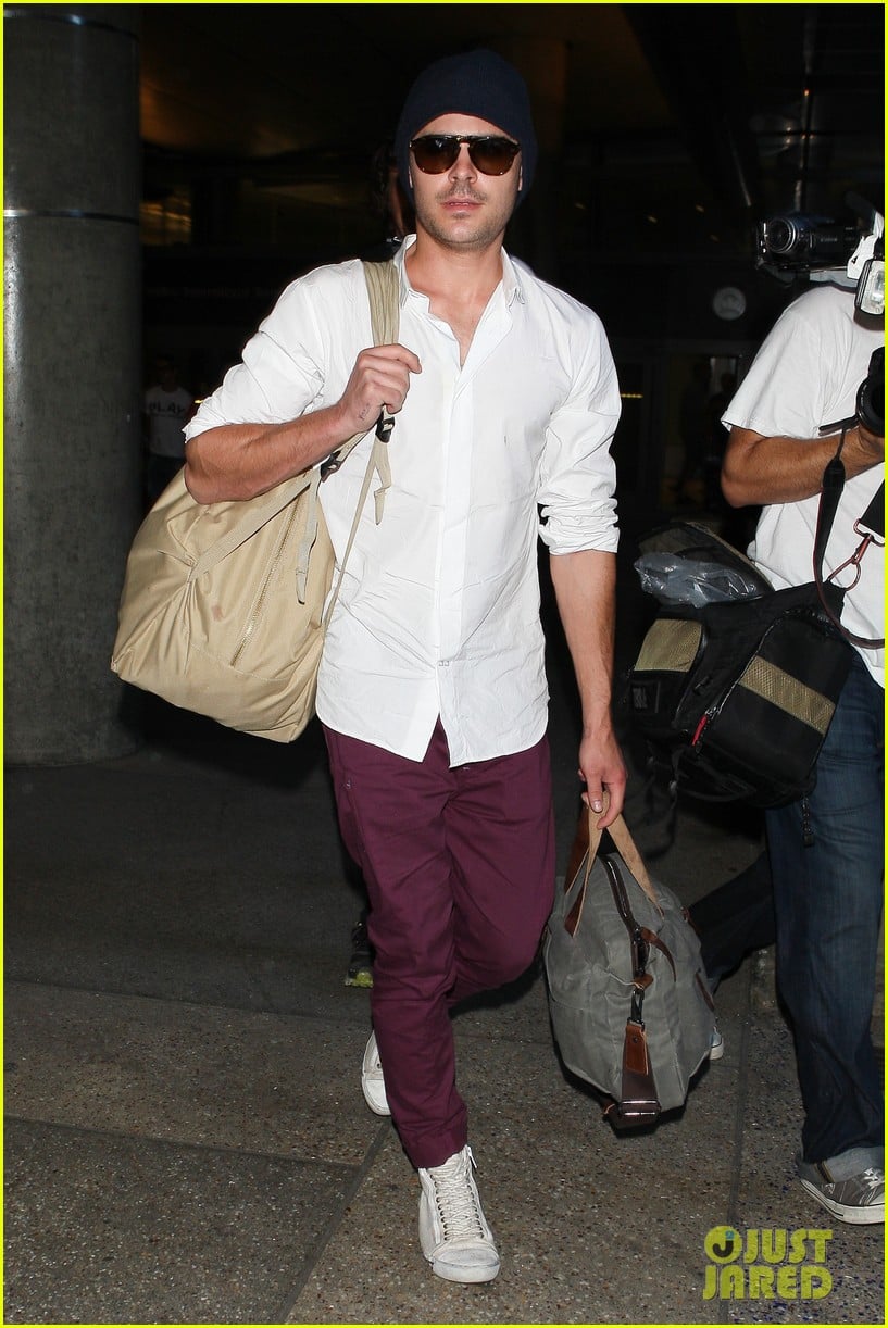 zac efron arrives home from venice 012713643