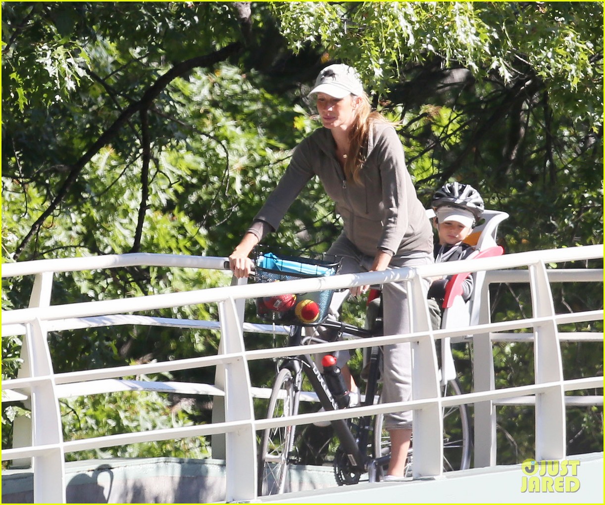 Gisele Bundchen 'Have You Already Planted Your Tree?' Photo 2727111(00)