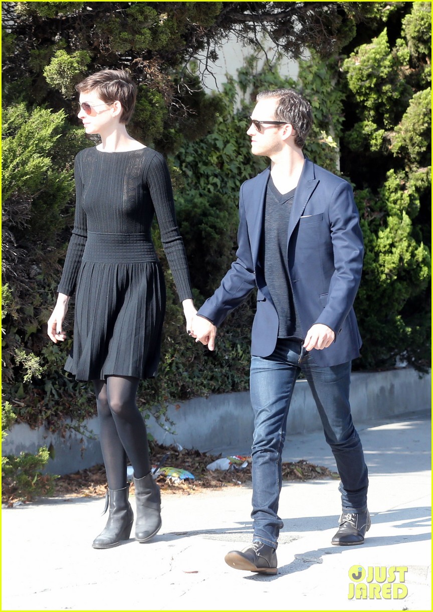 Anne Hathaway & Adam Shulman Kiss Kiss! Photo 2724126 Adam Shulman