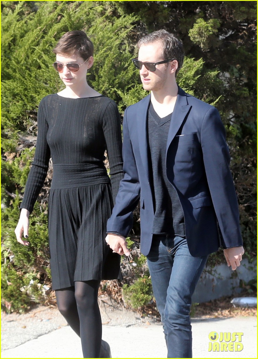 Anne Hathaway & Adam Shulman Kiss Kiss! Photo 2724128 Adam Shulman