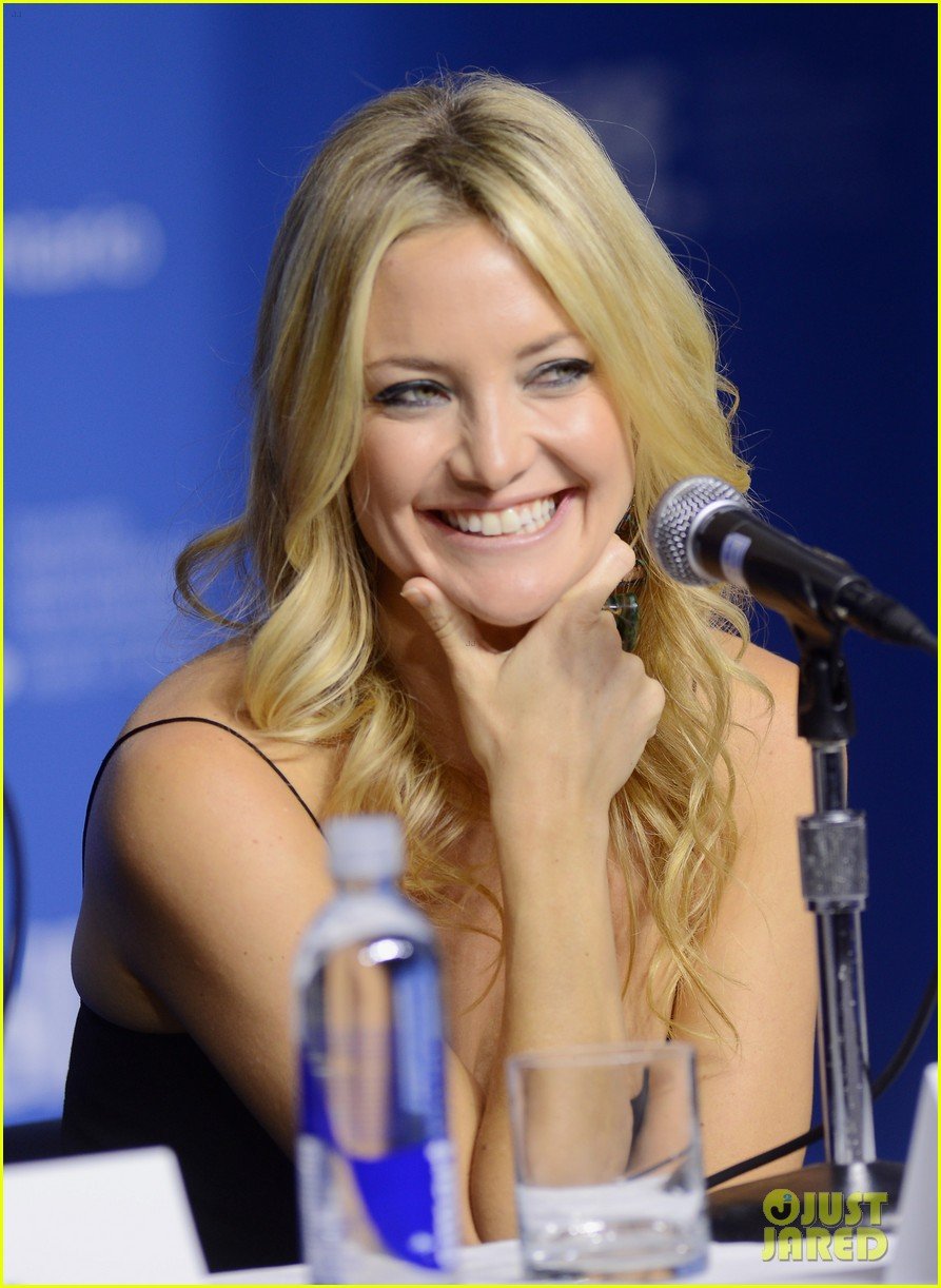 kate hudson reluctant fundamentalist photo call 02