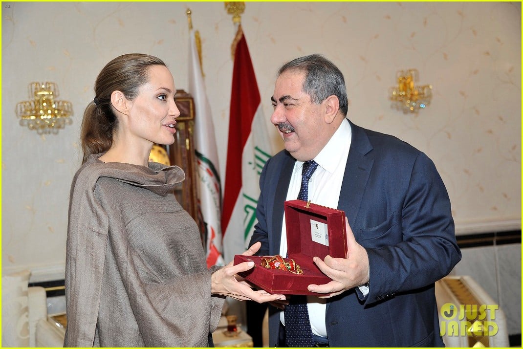 angelina jolie receives gift from iraqi foreign ministry 02