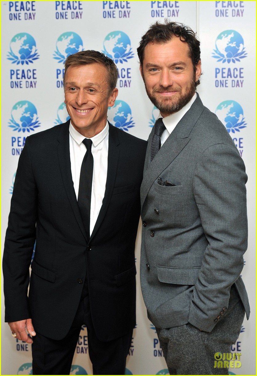 jude law peace one day concert 022725828