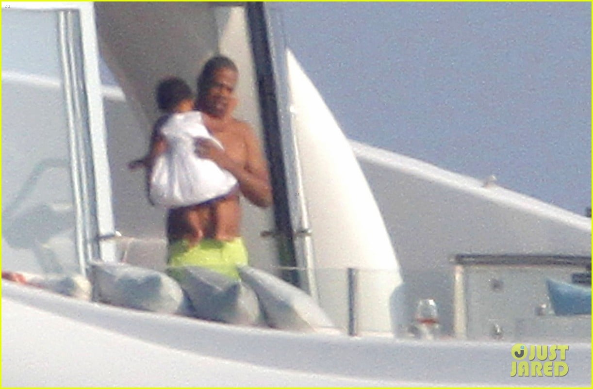 beyonce jay z france kisses with blue ivy 022716184