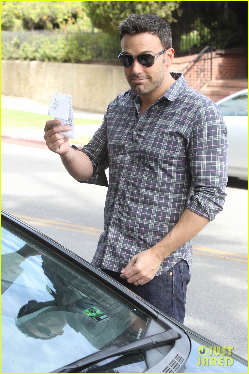 ben affleck hits parked car leaves apology note 062734240