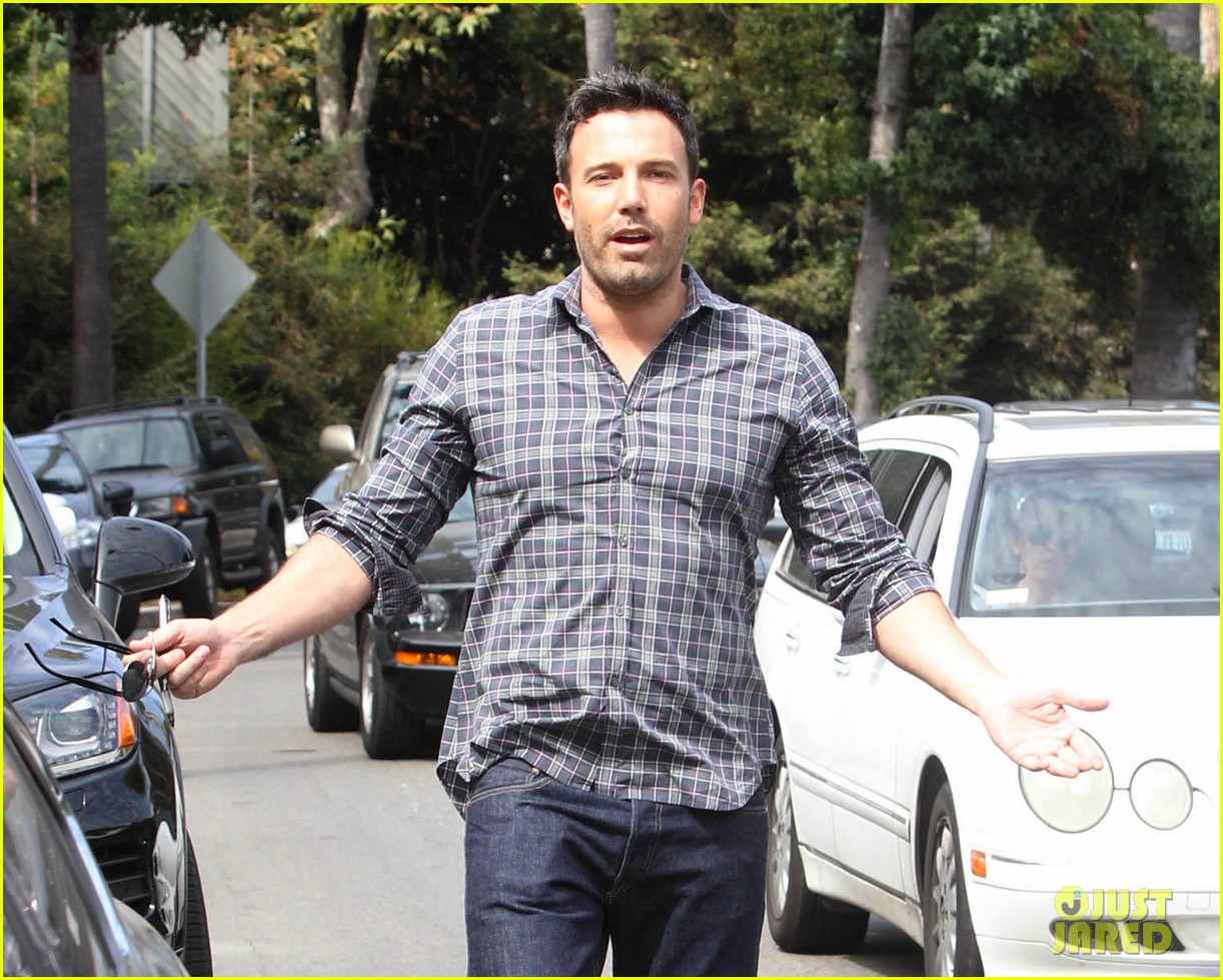 ben affleck hits parked car leaves apology note 072734241