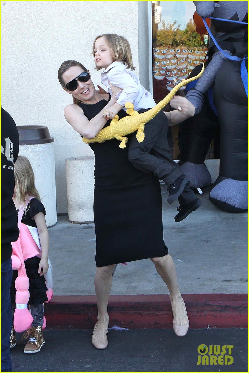 angelina jolie halloween shopping with the kids 202746983