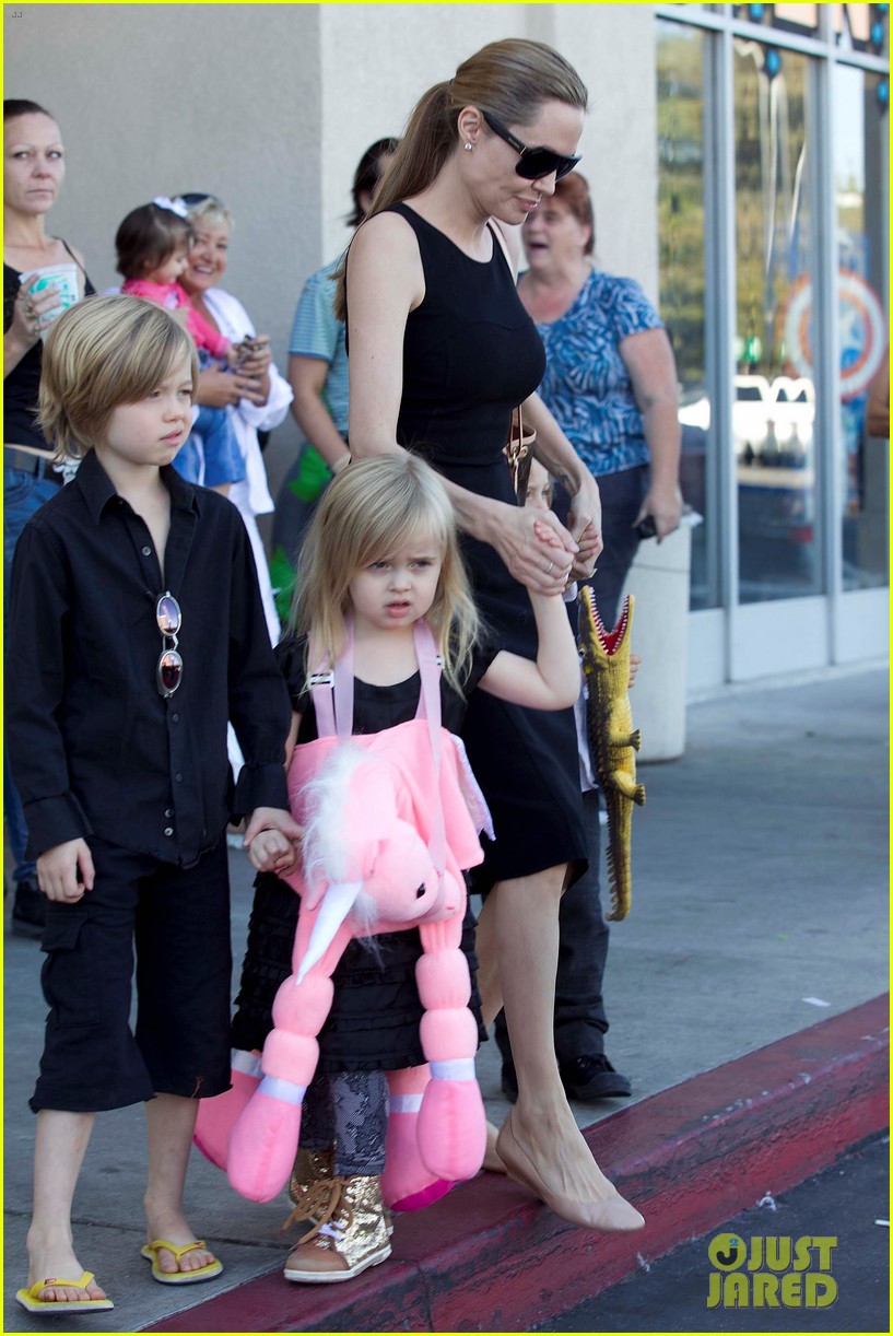 angelina jolie halloween shopping with the kids 24