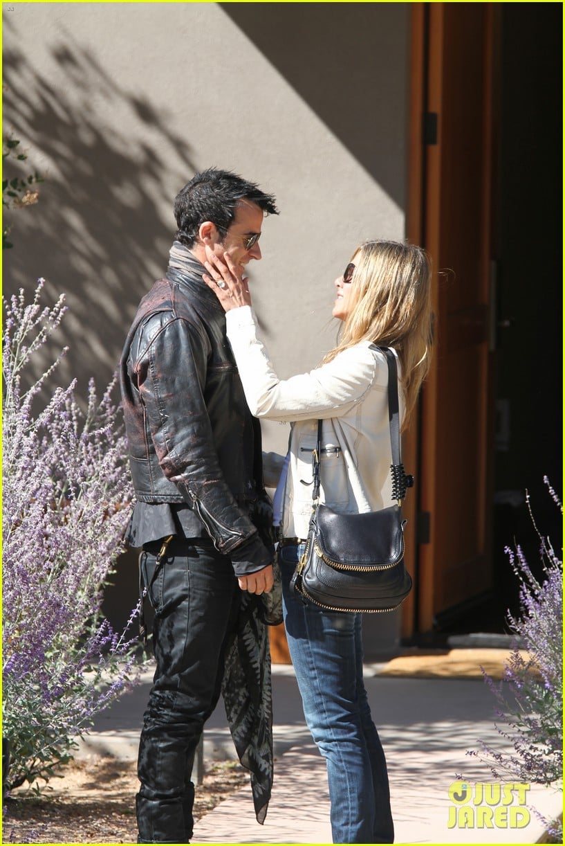 jennifer aniston flashes engagement ring with justin theroux 03