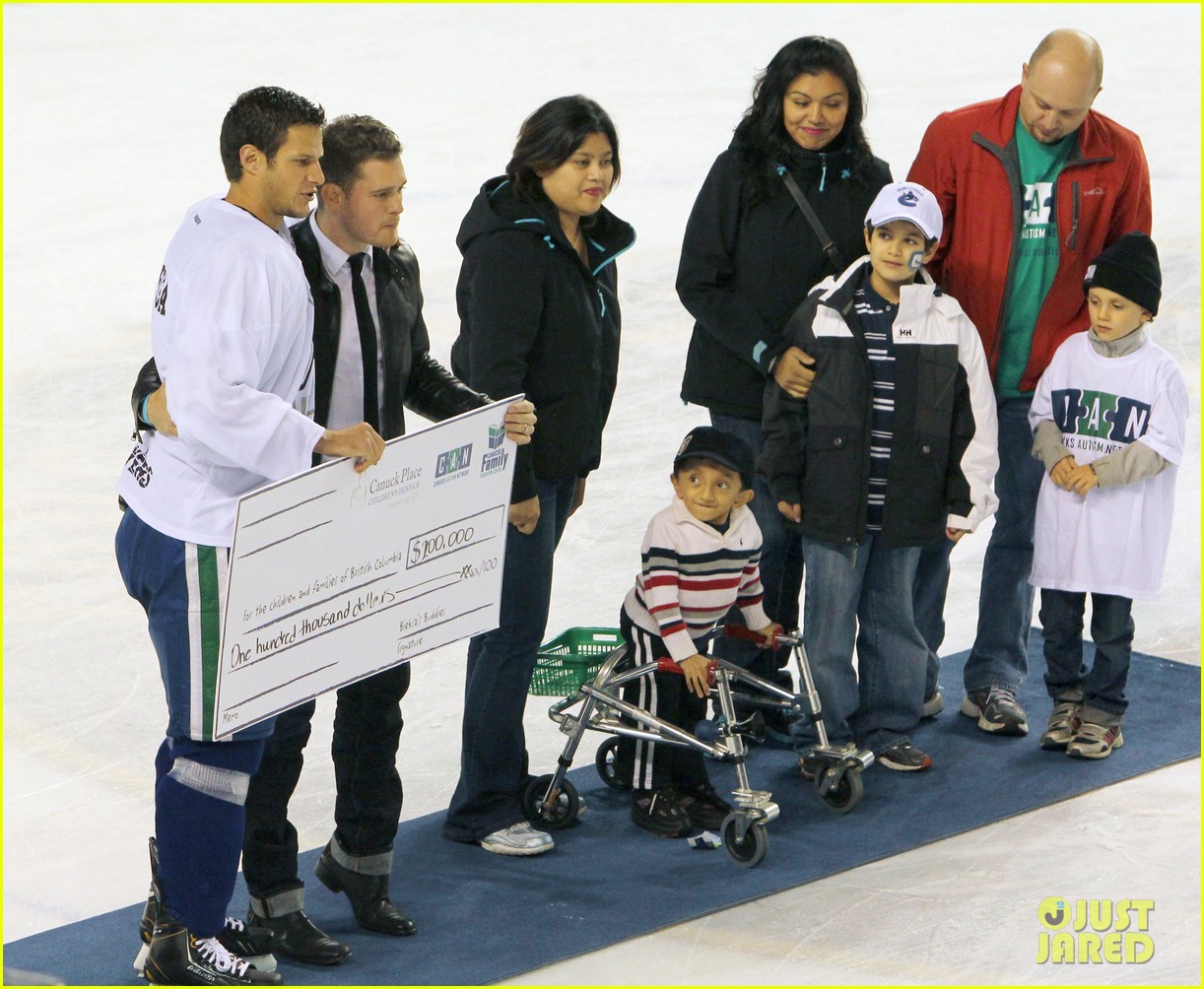 michael buble bieksas buddies charity hockey game 02