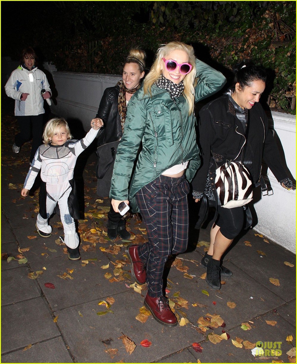 Gwen Stefani TrickorTreating with Zuma! Photo 2749272 Celebrity