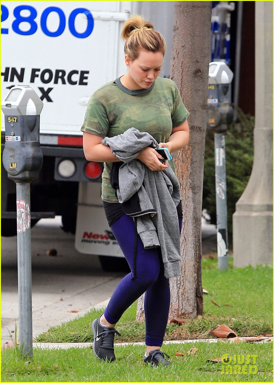 hilary duff works up sweat at gym 102735137
