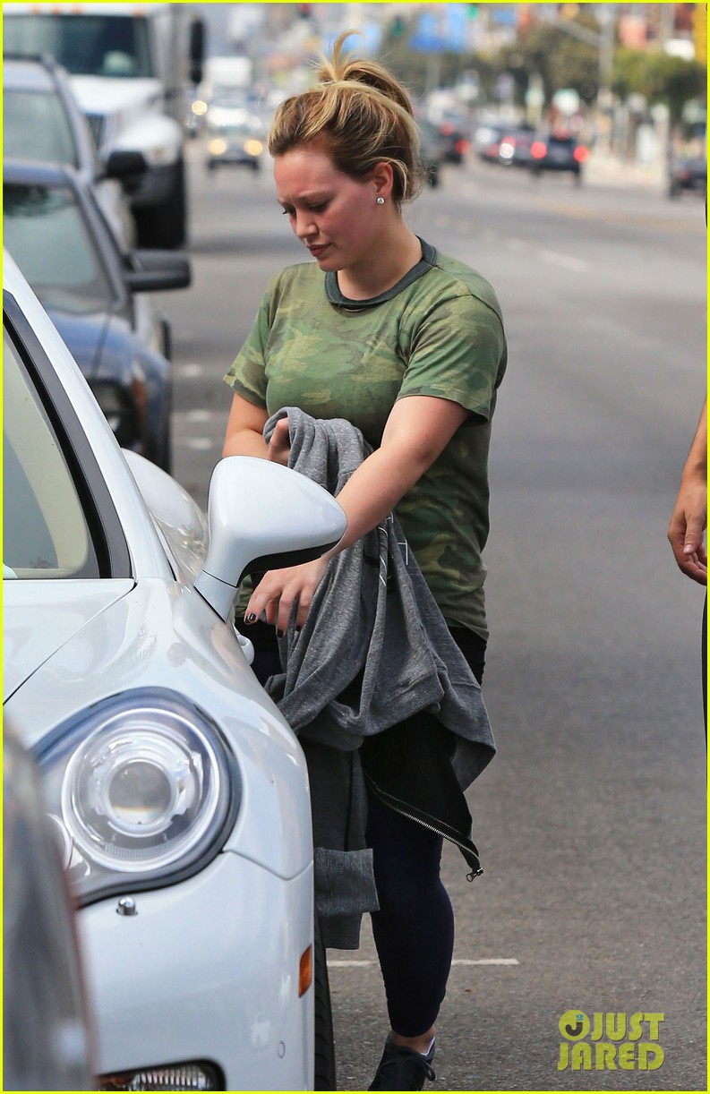 hilary duff works up sweat at gym 17