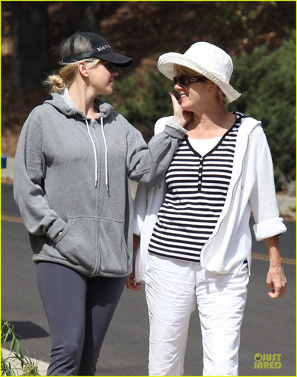 anna faris hollywood stroll with mother karen 04